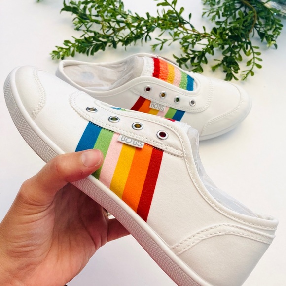 white sneakers sketchers